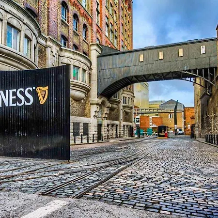 Проживание в семье The Garden Luxe Retreat *